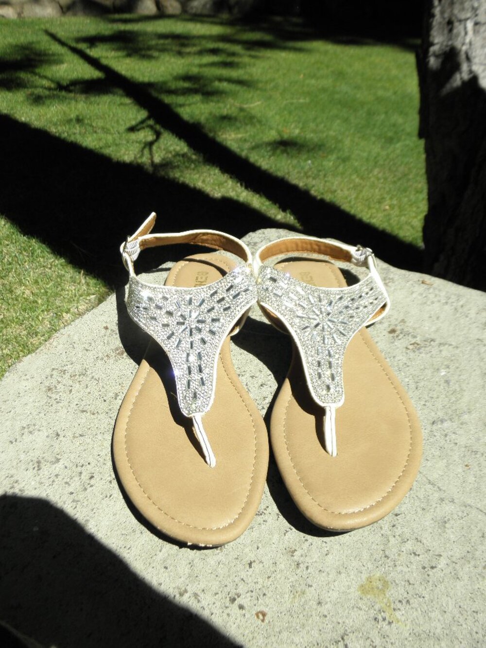 Beneker rhinestone thong flat sandals with ankle strap size 8 in great condition